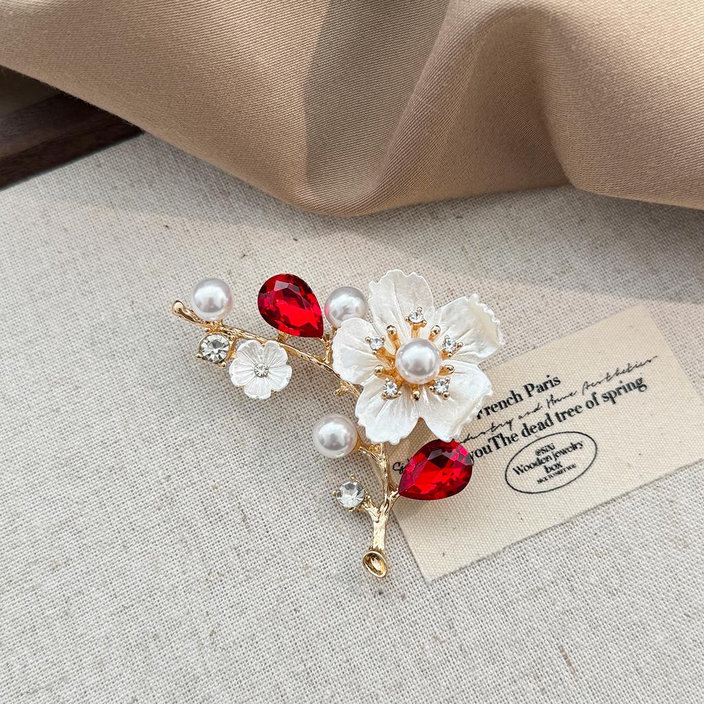Elegante Damen Pflaumenblüten Brosche Temperament Kleidung Fixierstift Eingelegt mit Zirkonia Brustblume für Frauen