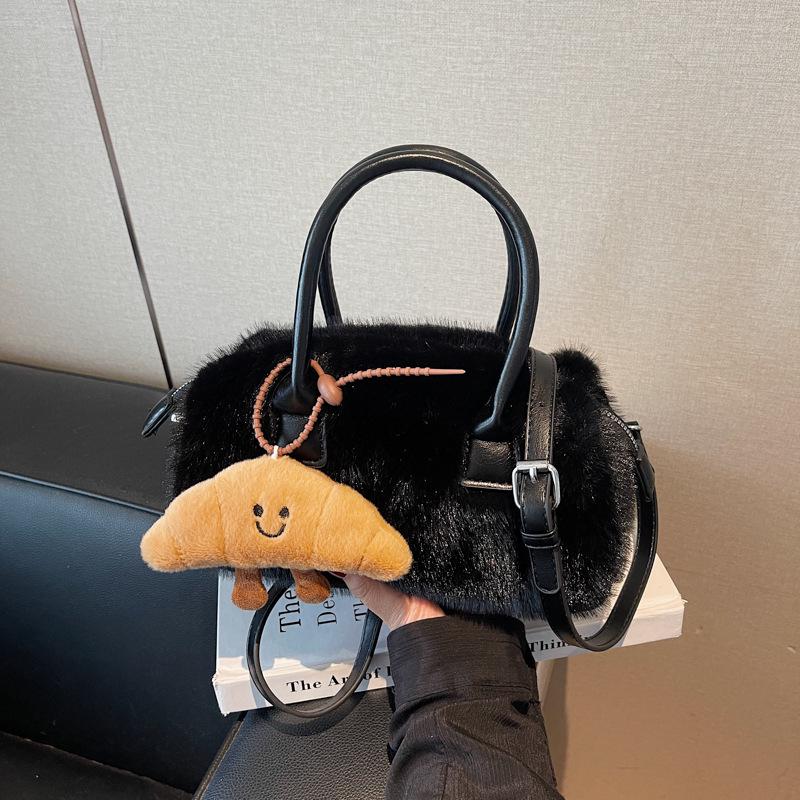 

2025 Женская нишевая пушистая меховая сумка кроссбоди для осени и зимы Without pendant чёрный