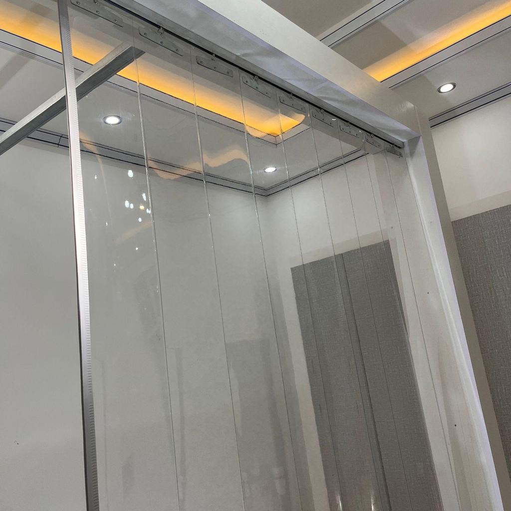 Transparenter PVC-Türvorhang: Kaltluftschutz, Wärmeisolierung, Staubdichte Beschattung mit faltbarer Vorhangschiene.