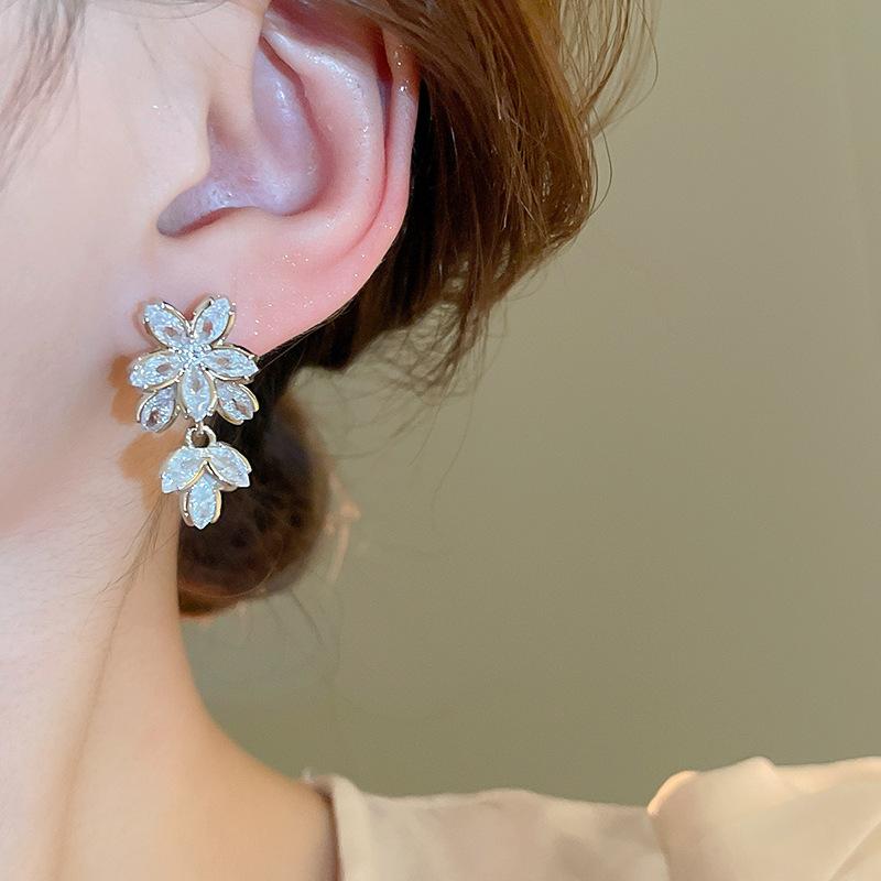 Super Flash Zircon Flower Stud Earrings Women's Korean Personality Earrings Fashion Niche Design Earrings