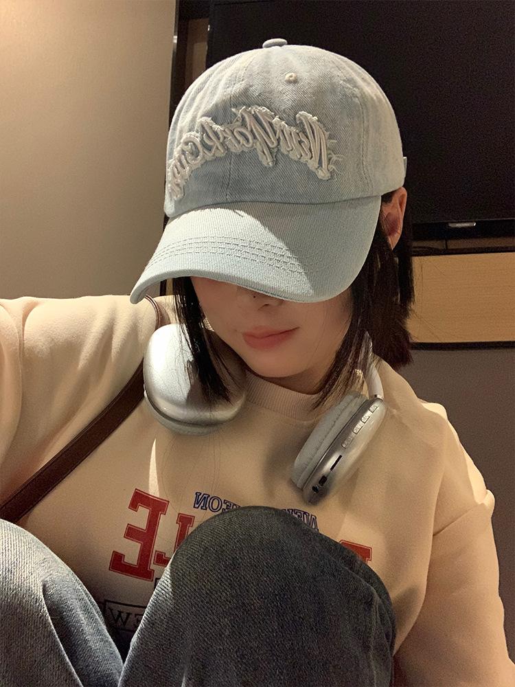 

Классическая корейская вышитая кепка унисекс с широкими полями для визуально более стройного лица. Идеально подходит для всех возрастов. светло-синий