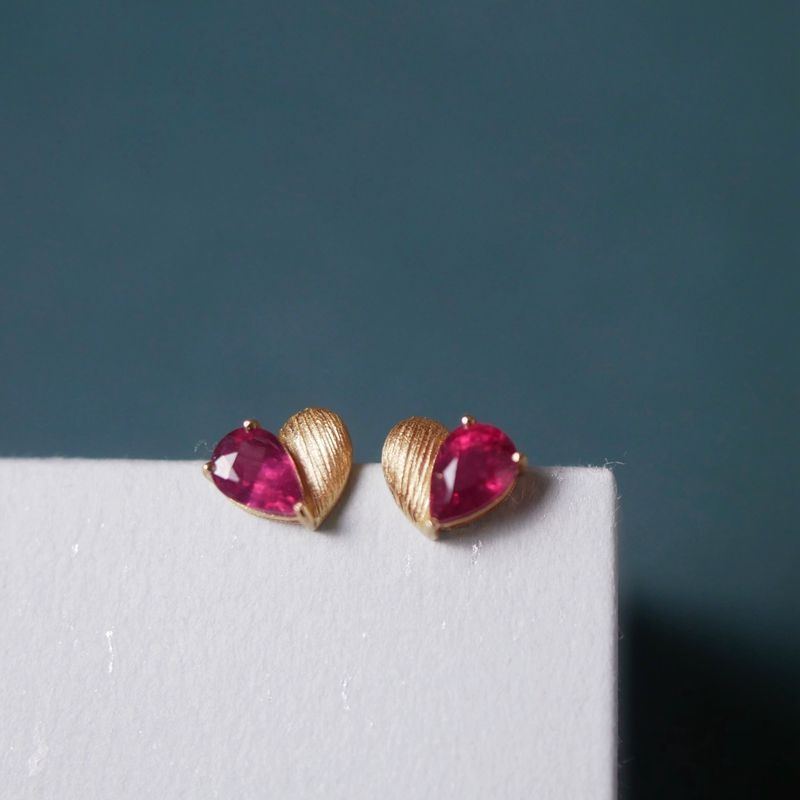 Ancient Gold Craftsm Matte Ruby Heart-Shaped Earings Stud Fashion Simple Red Gemstone Earrings For Women Charms Fine Jewelry