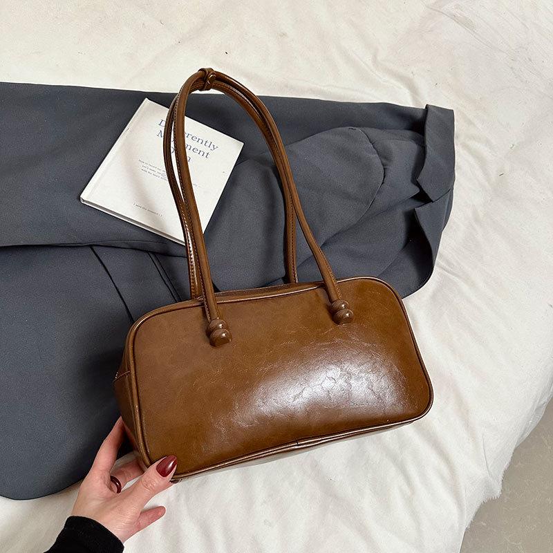 

В этом году популярны ретро высококлассные модные женские сумки-бостонки, осенние дорожные сумки из масляной вощеной кожи, которые можно носить в руке или на плече.