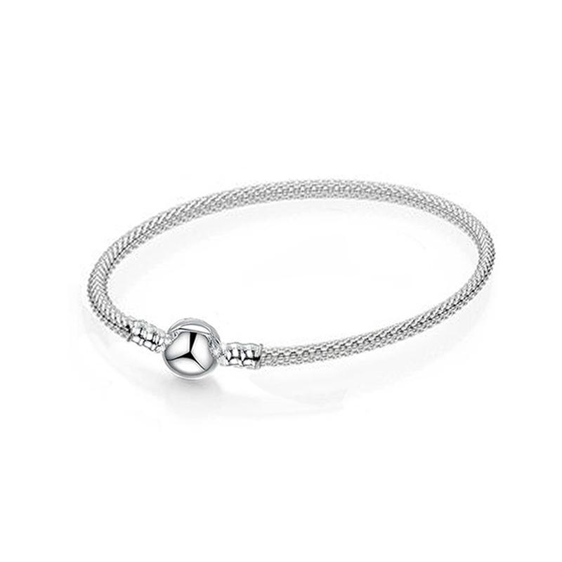 Eenvoudig zelf te maken slangenkettingarmband met Europese bedeltjes, een modieuze sieradenstijl voor dames, zoals die van Mary Poppins.