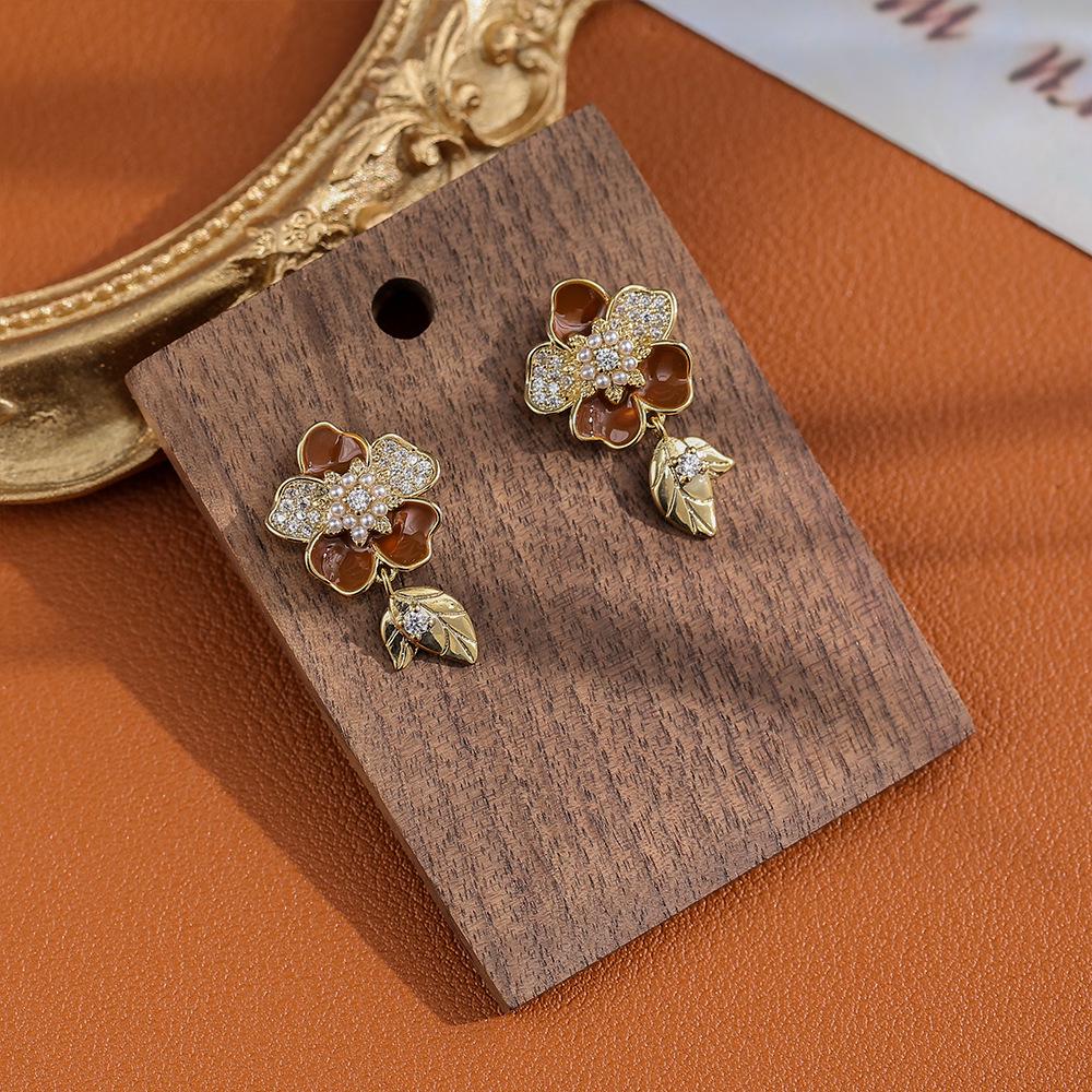 Boucles d'oreilles à clous fleur rétro Maillard: Cuivre Plaqué Or avec Zircon, Mode Élégante Haut de Gamme pour Femmes