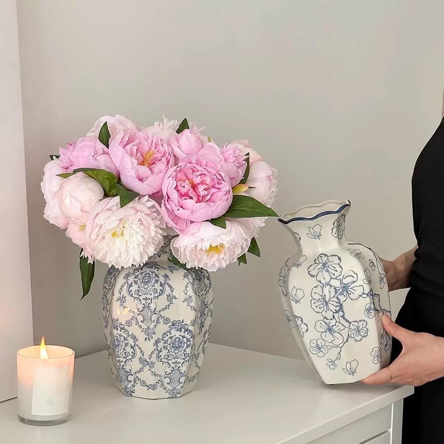Vintage Blue & White Porcelain Vase for High-End Floral Display – Elegantly Designed Ceramic Ornament for Home Decor