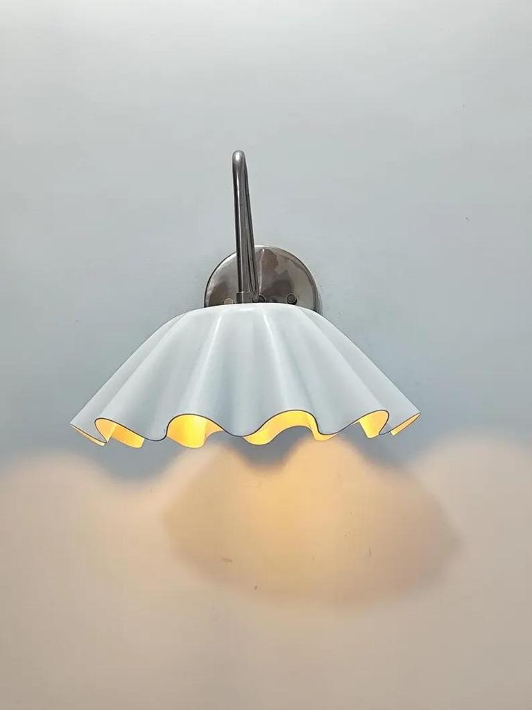 Vintage Brass Wall Sconce with Wavy White Shade – Mid-Century Modern Wall Light for Home Decor & Ambient Lighting