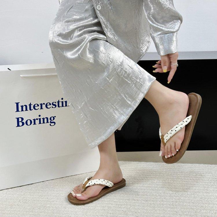 Niche flat flip-flops women's summer new fashion polka dot travel beach shoes non-slip pinch feet cool slippers