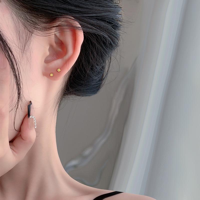 Kleine quadratische Schraubohrringe ohne Ohrlöcher zu dehnen für Frauen