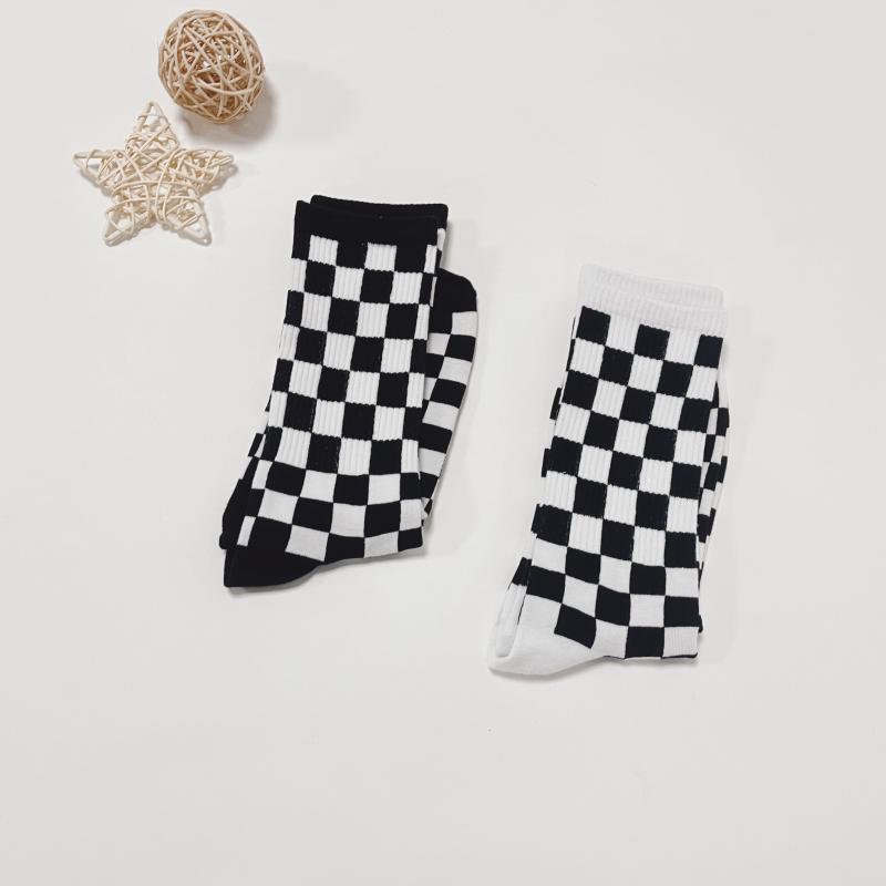 2 Paar Schwarz-Weiß Schachbrettmuster Alltagstaugliche Vielseitige Herren- und Damen-Mittelwaden-Socken