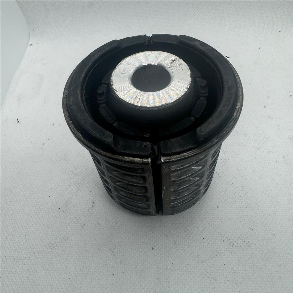 Front Lower Control Arm Bushing For Land Rover New Range Rover L460 2022-2025 LR152742 LR152741