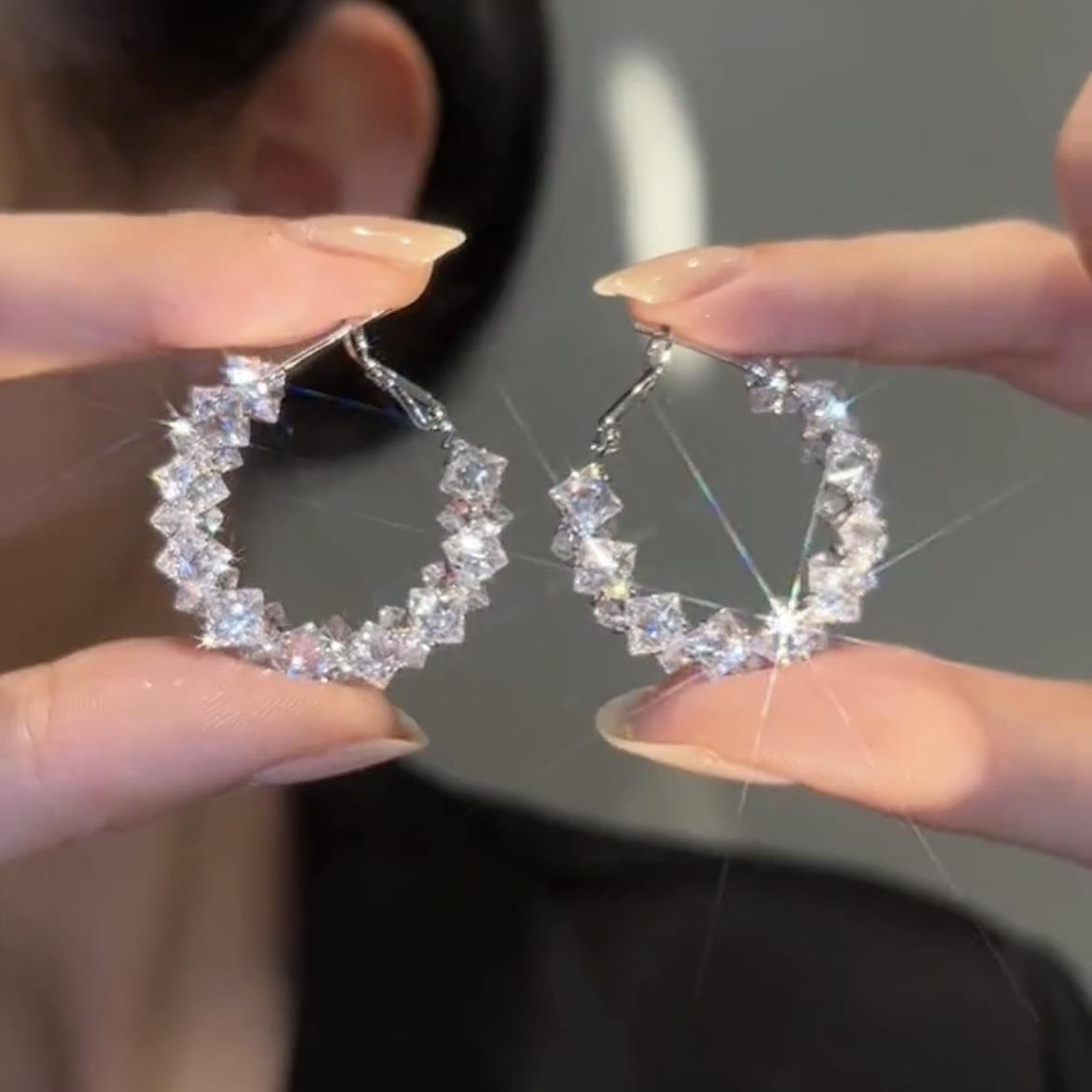 Тонкие серьги-кольца  Серебряная игла : Высококлассные, Роскошные, Необычные, Заметные серьги для женщин.