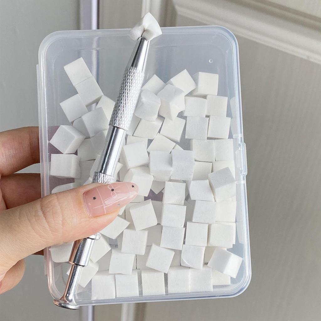 Mini pinzeta s jednorázovými houbičkami na roztírání korektoru a tvářenky