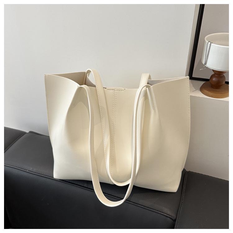 2024 Spring Retro Large Capacity Women's Tote Bag - Fashionable Single Shoulder Handbag for Commuters and Students