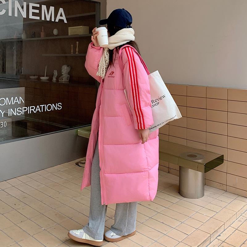 

Длинная пуховая хлопковая куртка, стеганая куртка, новая, длиной до колена, корейская версия, свободного кроя, 2025, в студенческом стиле, утолщенная стеганая куртка, зимняя XL розовый