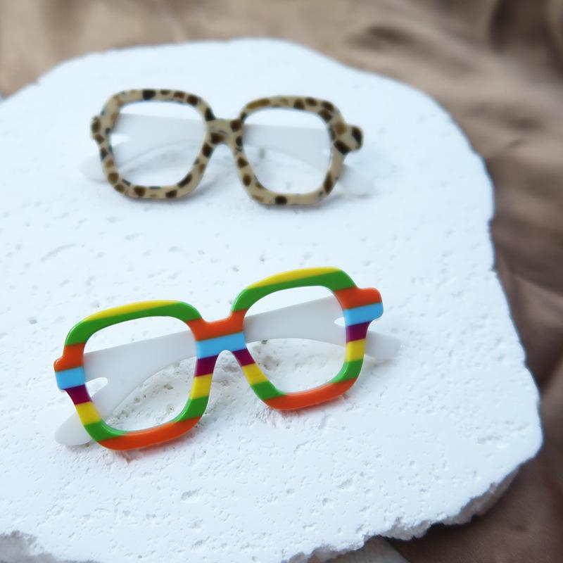 Yi'ai Bestseller: European-American Eyeglass-Shaped Acrylic Brooch - Unique Style Corsage Accessory