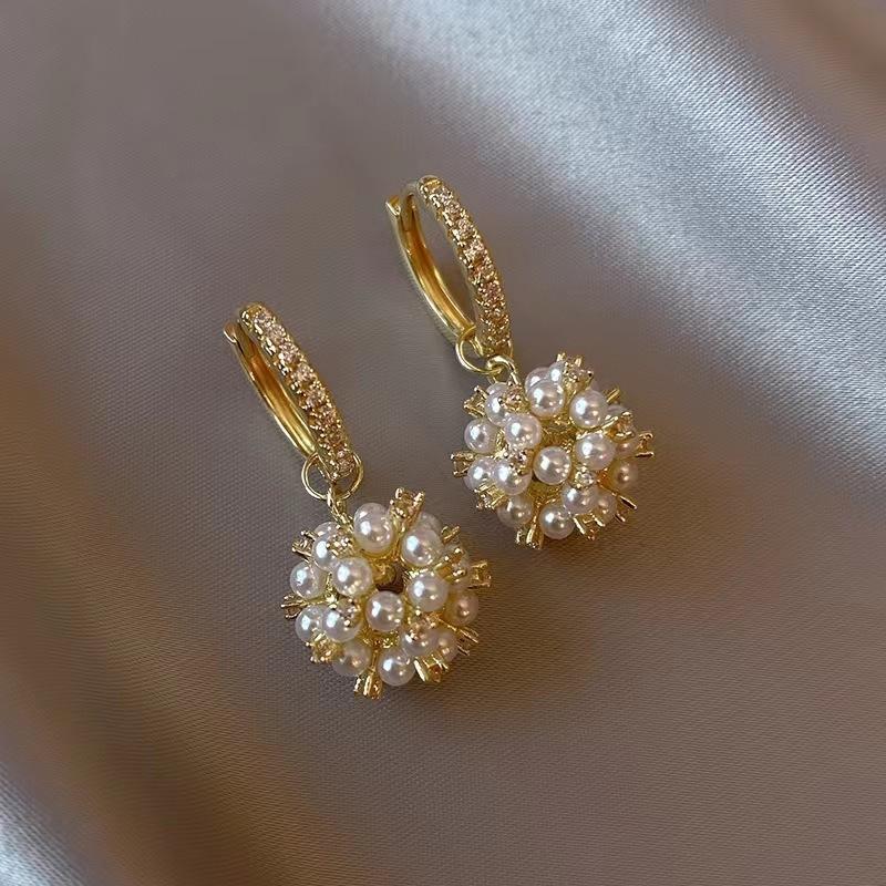

Sweet temperament pearl flower ball small earrings, trendy unique earrings Internet celebrity earrings золотой