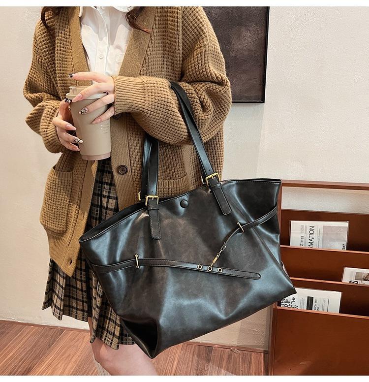 

Прямые продажи с фабрики, ретро сумка большой вместимости женская 2025 новая универсальная сумка-тоут для поездок на работу, ПУ сумка-багет на плечо чёрный