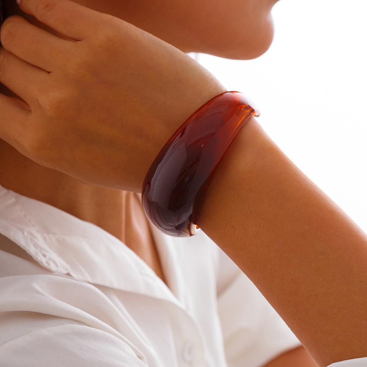 

Модный красивый браслет для женщин коричневый