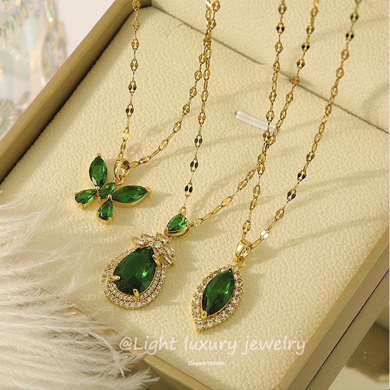 Collana con Ciondolo Farfalla Smeraldo: Catena Clavicola in Acciaio di Titanio di Lusso per Donne