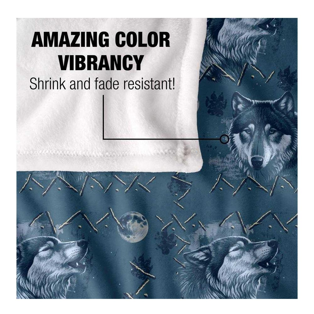 JQ Licensing Silky Wolf Howl Moon Pattern Supersoft Blanket