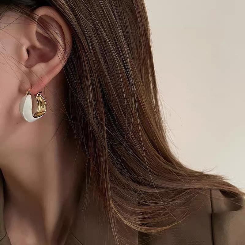 

Круглые серьги с подвесками необычной геометрической формы, ярких цветов и металлических акцентов