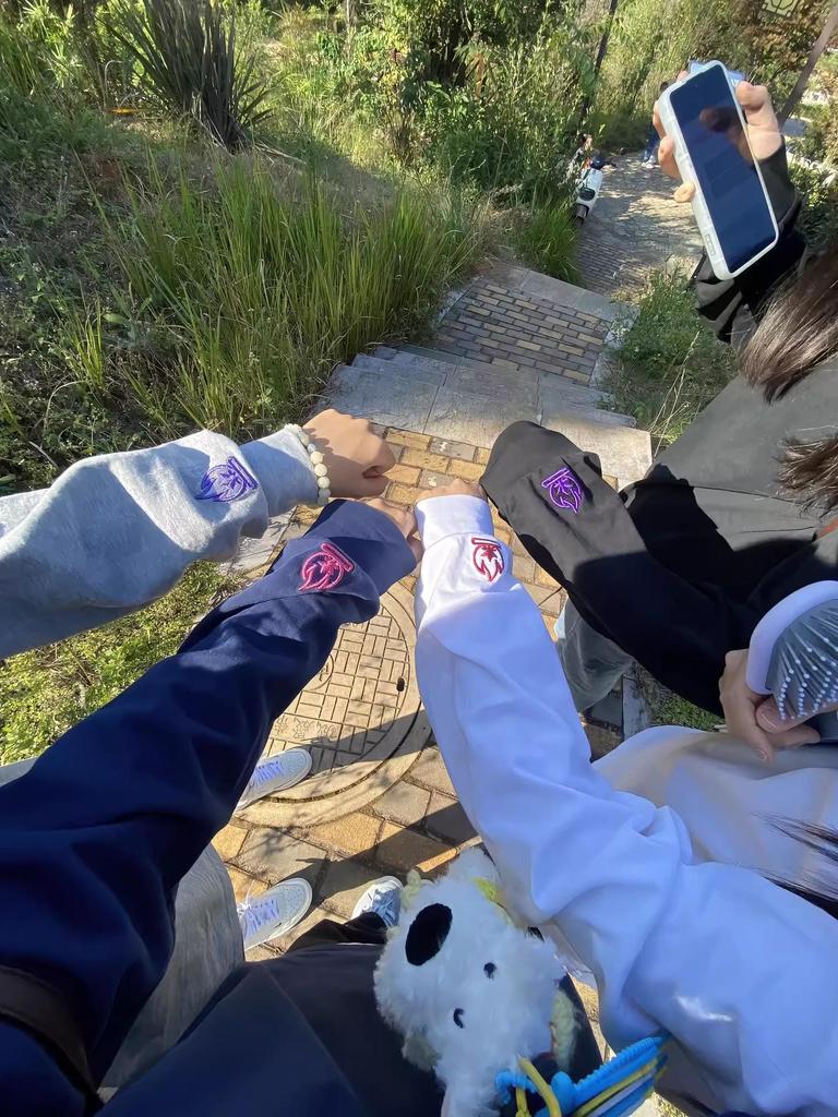 Unisex bluza z haftem płomienia - jesienno-zimowa koszulka z długim rękawem, luźny krój, warstwa bazowa