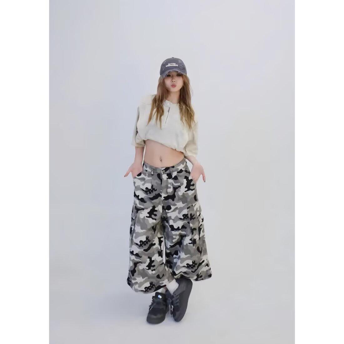 

Women s Gray & White Camouflage Retro Multi-Pocket Capri Pants 2X Large білий