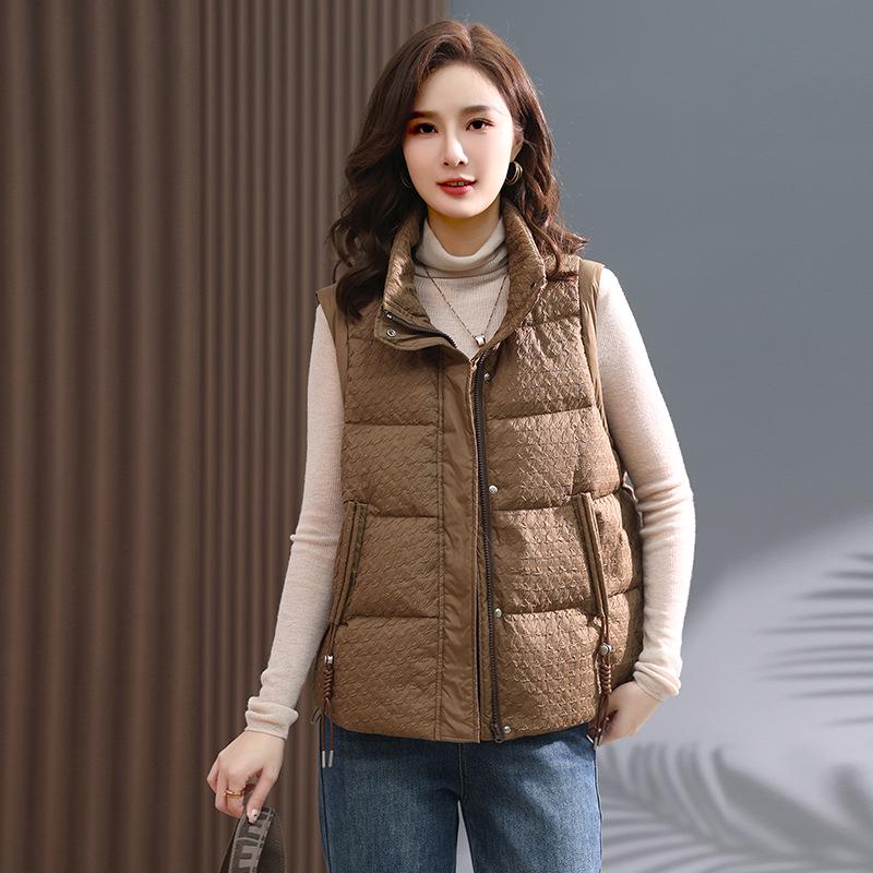 

Женский пуховый жилет 2024 с воротником-стойкой, ветрозащитный - Новый китайский стиль, теплый, свободного кроя для осени/зимы M (95-115 jin) кофейный