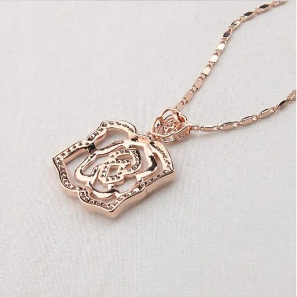 Atria [Dongsuwon NC] Lovely Pink Rose Necklace with a Luxurious and Brilliant Feel JTONEFR002
