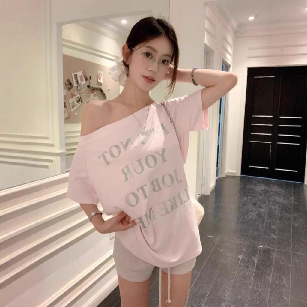 Women's Slim-Fit Spicy Girl One-Shoulder Letter Print Top, Short Sleeve, Fake Two-Piece, Perfect for Summer Commutes.