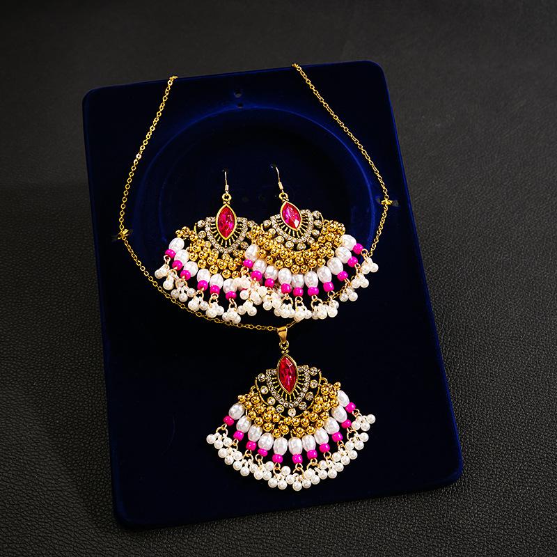 Retro Metal Exaggerated Earrings Necklace Set, French Luxury Heavy Industry Fan-Shaped Full Diamond Pearl Necklace.