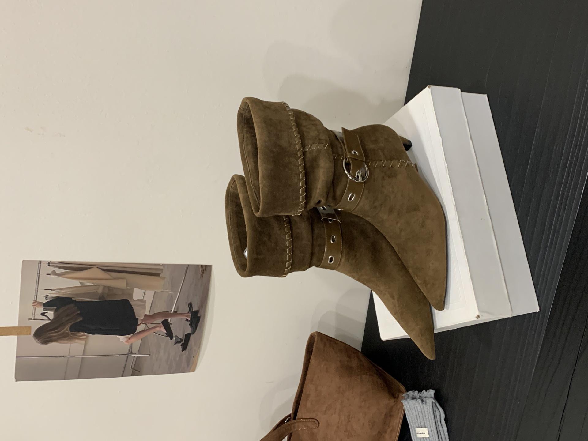 

Suede retro mid-tube pointed boots 2025 autumn belt buckle knight booties mid-heel pleated western cowboy pile 39 зелёный