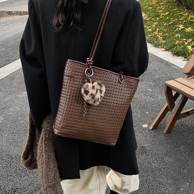Portable woven bag women's 2025 new trendy retro tote bag simple large capacity shoulder armpit bag