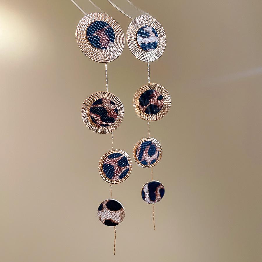 

Сережки-пусети з епоксидної смоли та штучної шкіри Срібна голка з леопардовим принтом, геометричним та квітковим візерунком – Висококласна осінньо-зимова мода для жінок