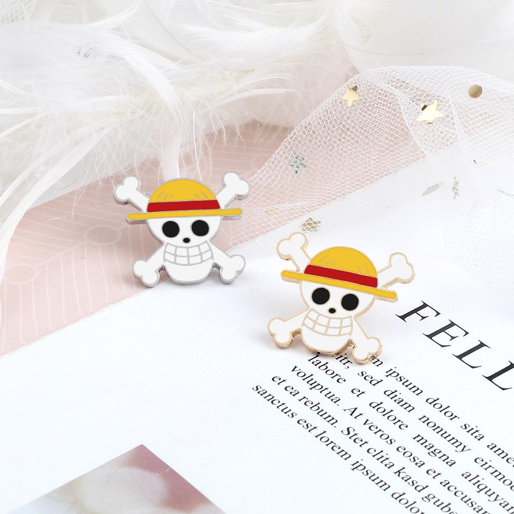 Cartoon Halloween Skull Alloy Pin: Cute Brooch for Backpacks & Couple Accessories