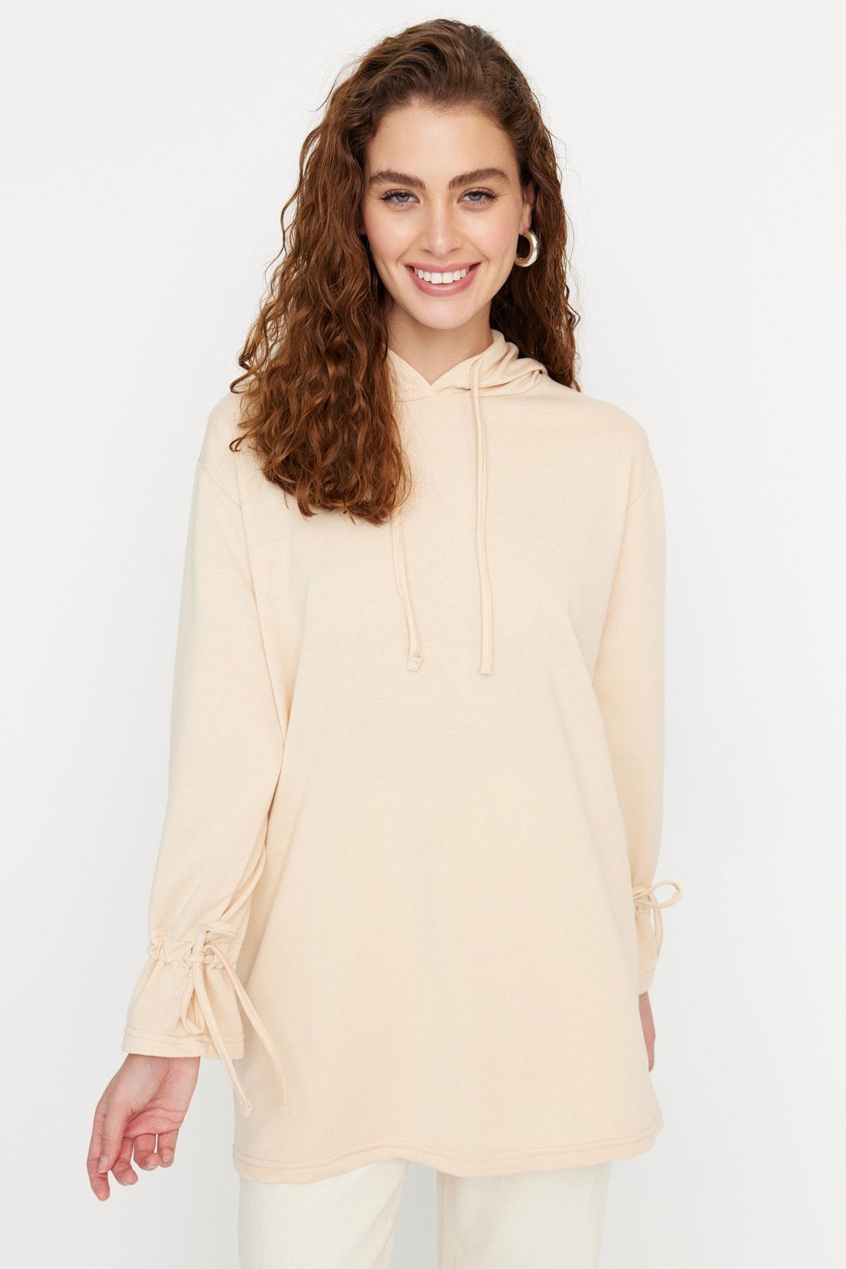 

Бежевый вязаный свитшот с капюшоном и рукавами TCTAW23TW00234