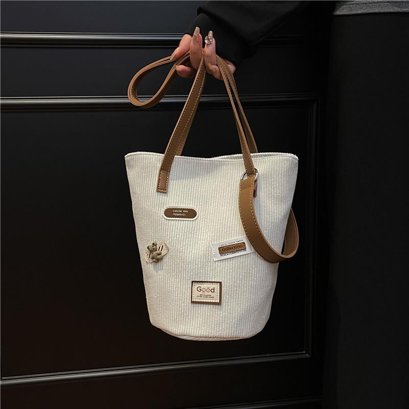 

Corduroy bag women s large capacity 2025 new autumn and winter versatile shoulder messenger bag casual commuter bucket bag белый