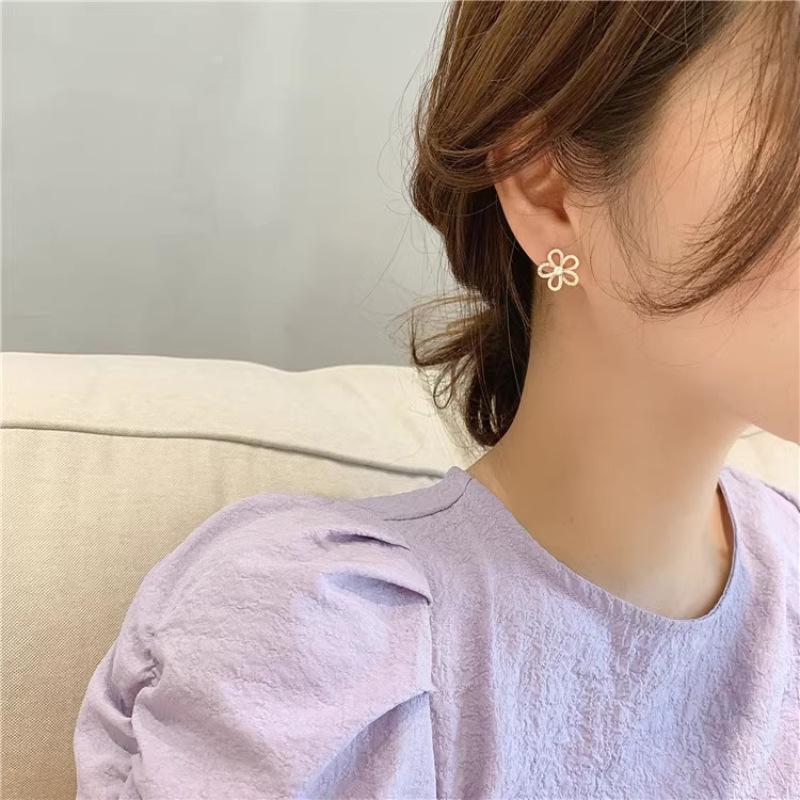 Hollow 3D Small Flower Earrings Women's Light Luxury High-end Temperament Super Fairy Back-to-school Ambience Fashion Versatile Daily Jewelry