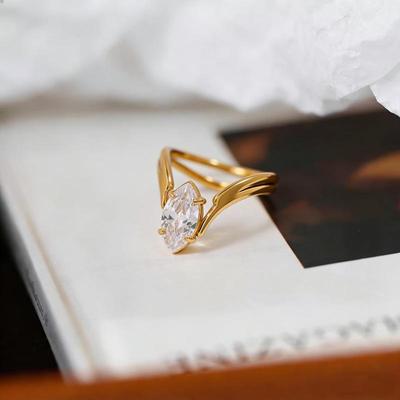 Stilvoller personalisierter Hohlring aus Titanstahl mit Marquise-Zirkonia