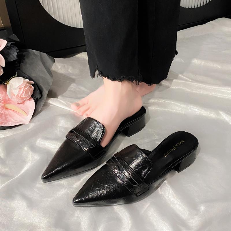 Fashion 2025 Low Heel Sandals Women Summer Outdoor Wear Comfortable Pointed Toe Flat Slippers Fashionable Rubber Slippers