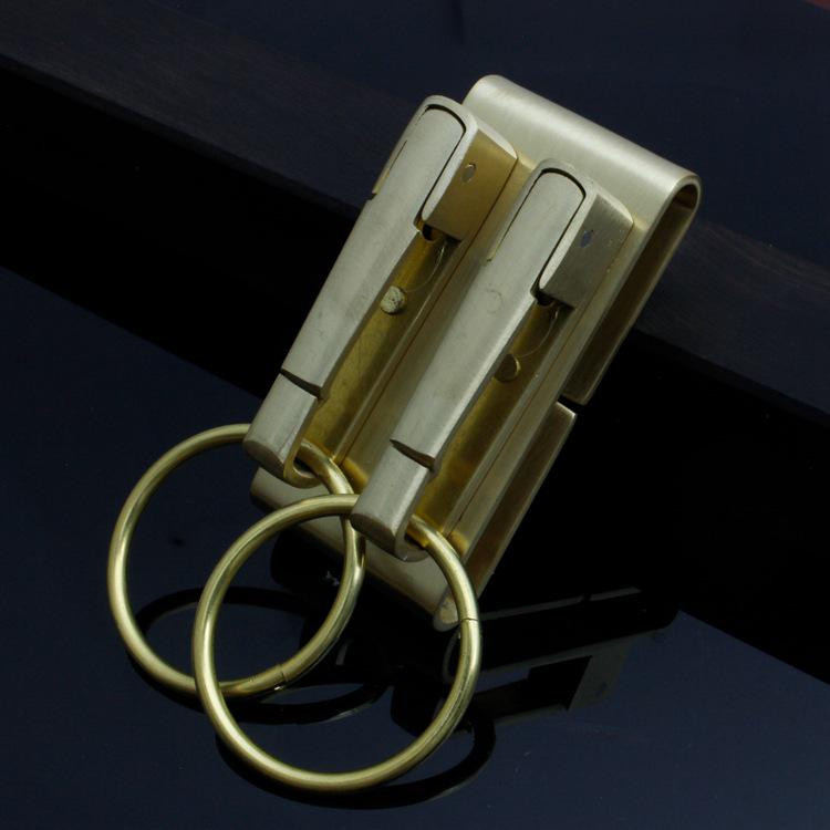 Handgefertigter Edelstahl-Schlüsselanhänger mit Leder-Gürtelschlaufe - Klassisches Sportaccessoire für Herren