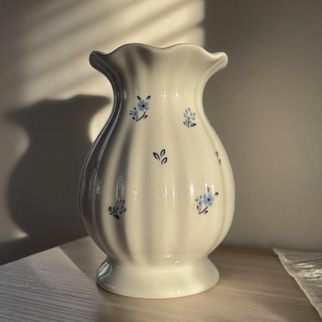 French White Ceramic Vase: Elegant European-Style for Floral Arrangements In Living Rooms
