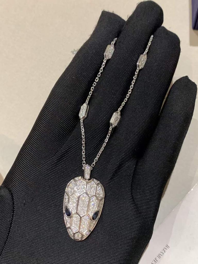 Ju Jingyi and Wu Lei Snake Head Necklace: Diamond-Studded, Gold-Plated V-Clavicle Chain, Exuding Light Luxury and Unique Style.