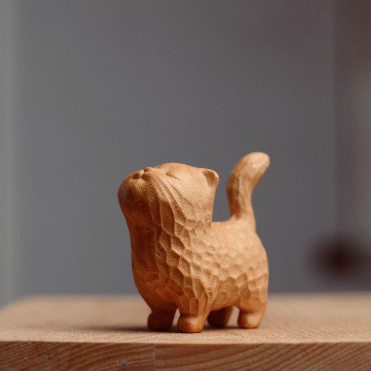 

Cypress Wood Carving: Arrogant Cat Ornament – Cute Animal Design with Childlike Charm for Cultural Display