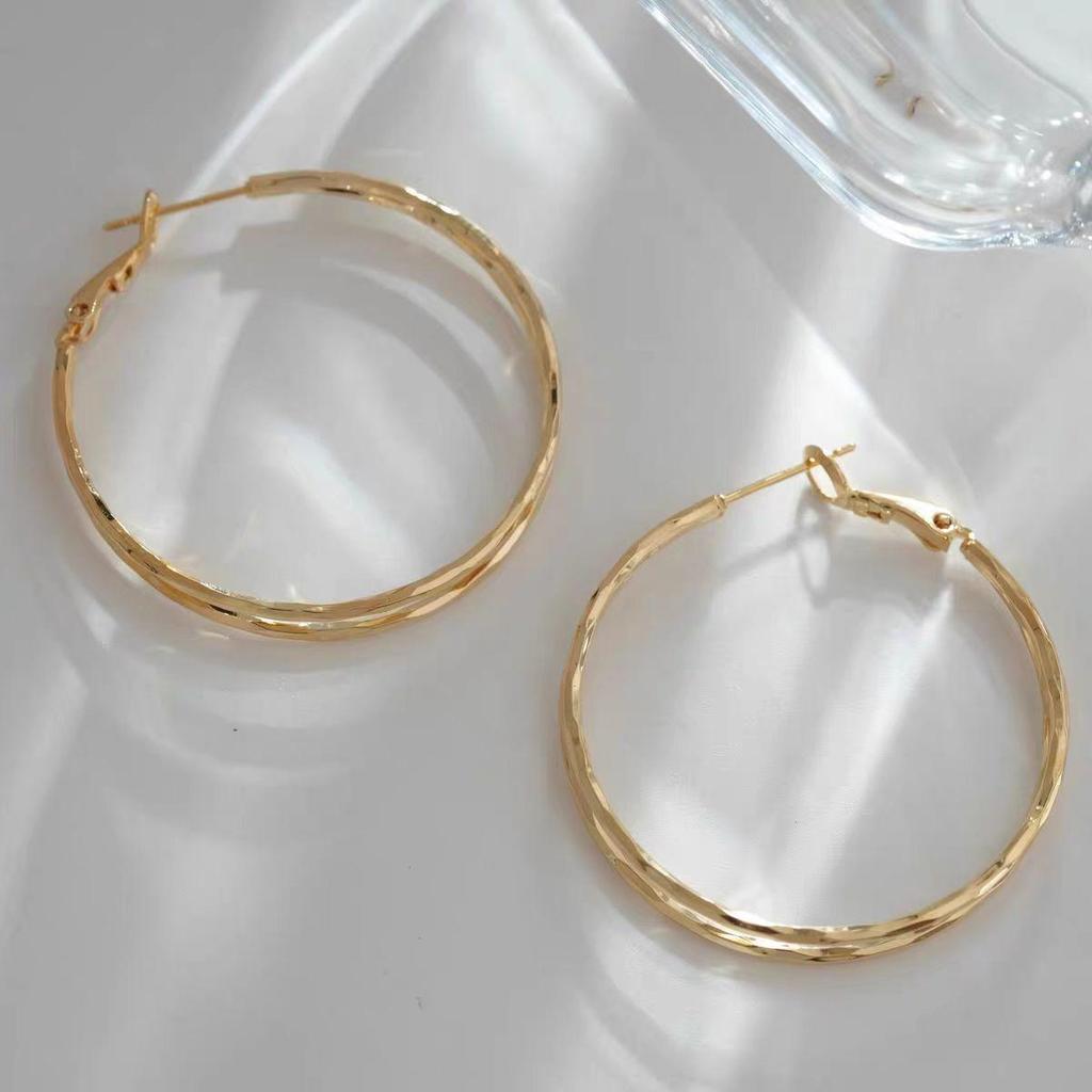 Europäische/Amerikanische Doppellagige Versetzte Kreis-Ohrringe: Trendiger, kalter Stil, hochwertiges Doppelring-Design.