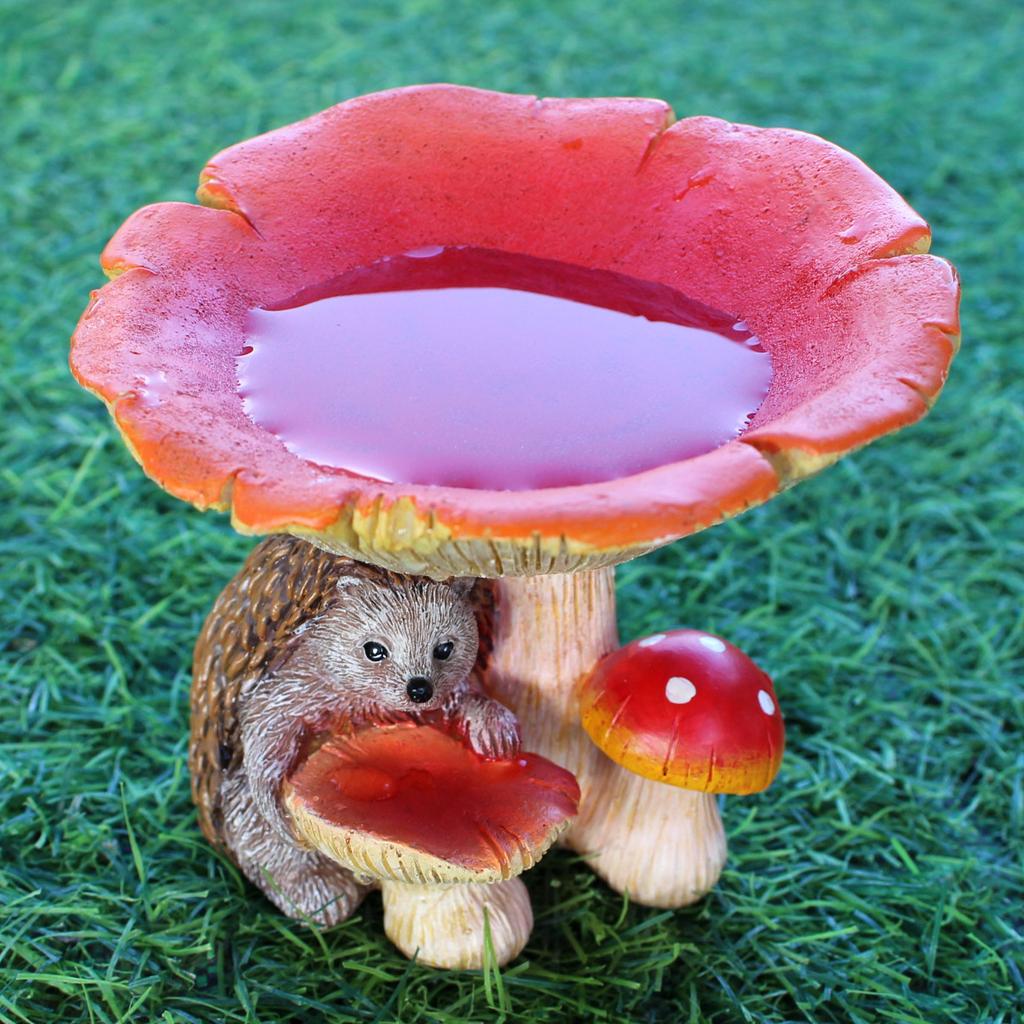 Hedgehog mushroom bird feeder, resin, realistic mushroom hedgehog feeding trough, outdoor, garden courtyard, lawn decoration