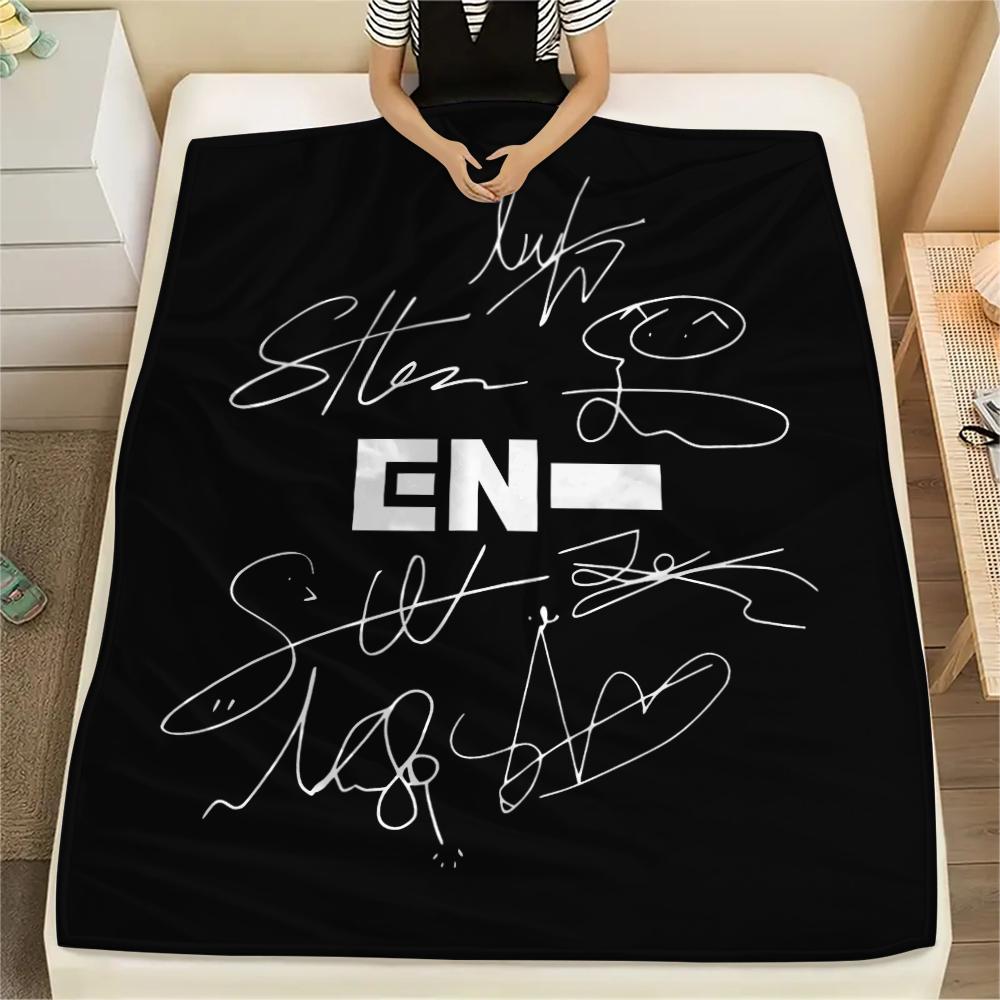 1 Stück Enhypen Aufdruck Flanelldecke, Hohe Qualität für alle Jahreszeiten, Heimdekoration, Wärme und Komfort, Perfekt für Weihnachtsgeschenke
