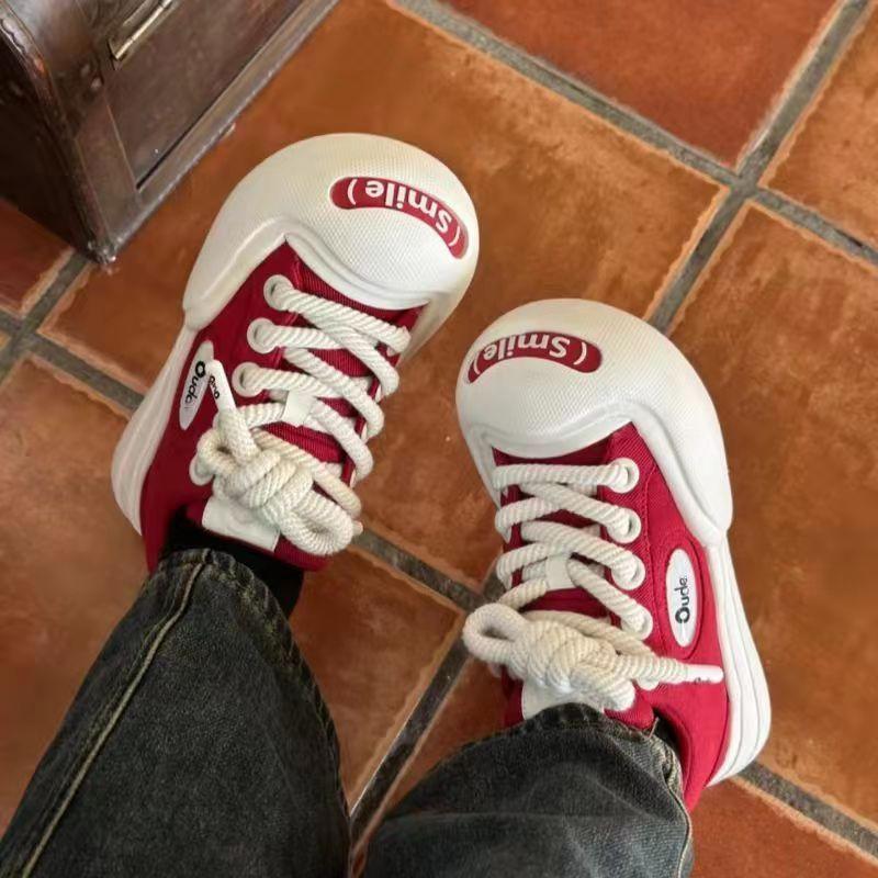 

Высококачественные женские туфли улыбаются белому оленю, та же пара парусиновых туфель, низкие, увеличивающие рост черно-белые туфли с большой головой, 35