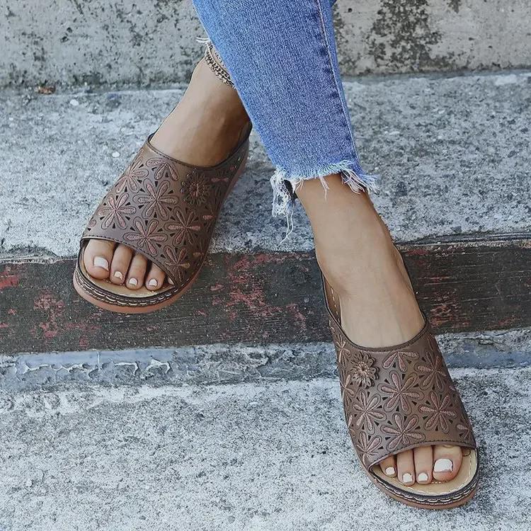 Γυναικεία ρετρό σανδάλια με πλατφόρμες 2021 - Στρογγυλή μύτη, μονόχρωμο, κενό σχέδιο, μεγάλο μέγεθος